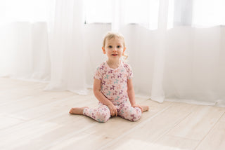 Short Sleeve Pajama Set in Shrinking Violet Balloon Dogs