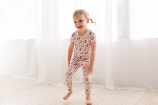 Short Sleeve Pajama Set in Shrinking Violet Balloon Dogs